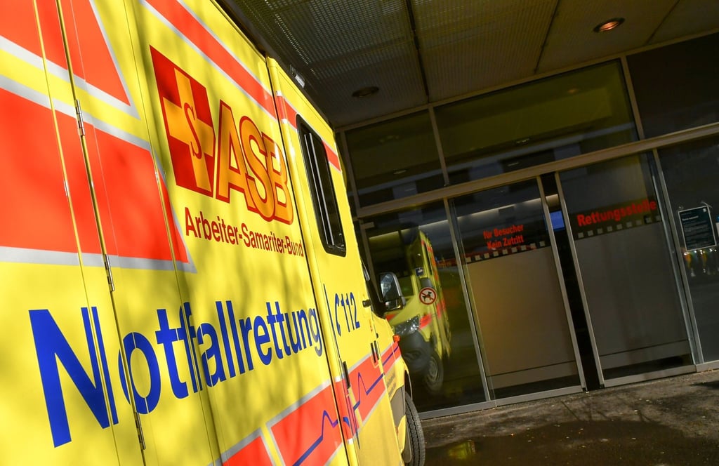 Ein Rettungswagen steht vor der Rettungsstelle eines Klinikums.