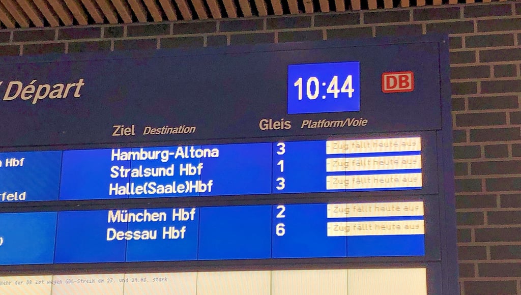 Die Anzeigetafel im Wittenberger Reisezentrum macht wenig Hoffnung - am Montag fielen die Züge reihenweise aus.