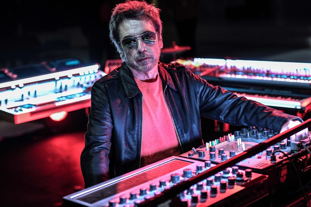 Der französische Musikkünstler Jean-Michel Jarre am Mischpult.