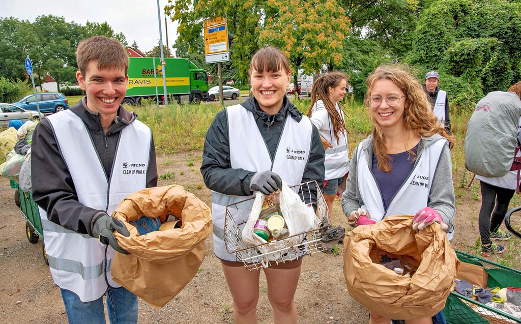 Die jungen Leute vom WWF auf der Müllsammelspendenwanderung beim Clean Up Walk 2021.