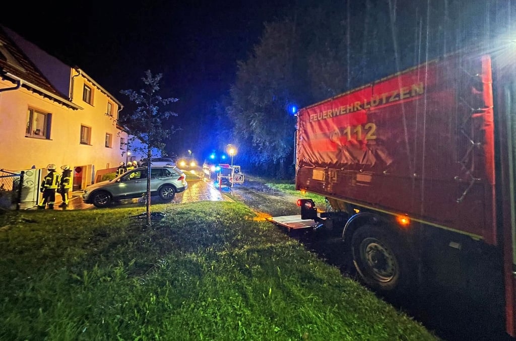 Die Lützener Feuerwehr musste am Sonntagabend mehrere geflutete Keller und Grundstücke leerpumpen.
