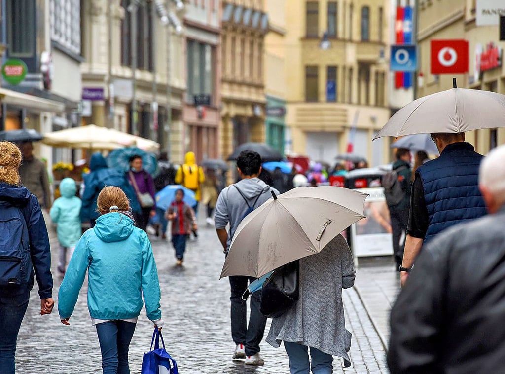Schütze sich, wer kann. Der Regenschirm war Montag das wichtigste Utensil.