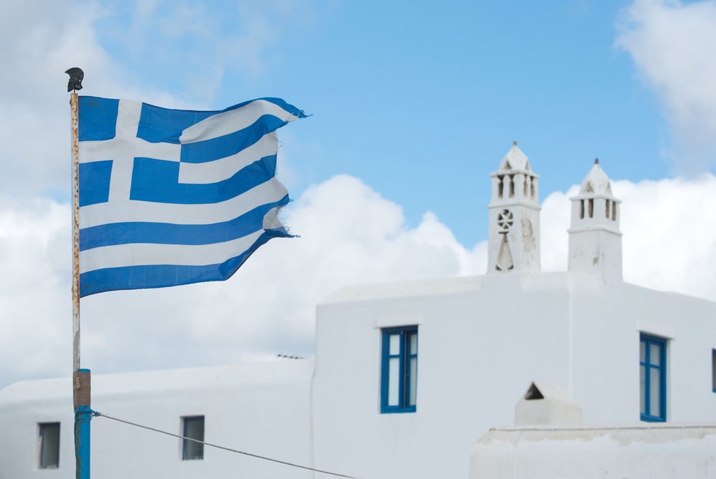 Die griechische Fahne weht auf der Insel Mykonos.