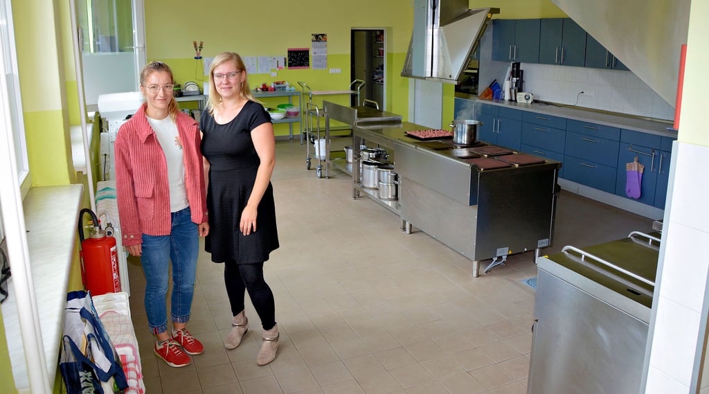 Annemarie Roger und Katharina Totz hoffen für den Förderverein auf finanzielle Unterstützung, um den Groß Garzer Küchenbetrieb am Leben zu halten.