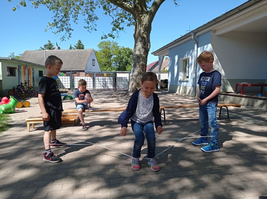 Kinder spielen in der Kita Regenbogen in Körbelitz. Das pädagogische Konzept soll auf Wunsch von Eltern und Erzieherinnen trotz Trägerwechsels beibehalten bleiben.