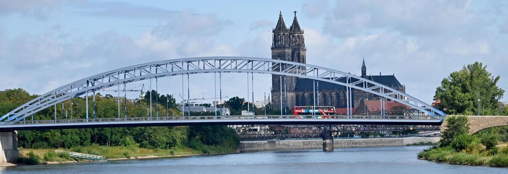 Die Stadtrundfahrten in Magdeburg sind wieder stärker nachgefragt. Die Tour führt auch über die Sternbrücke mit Dompanorama.