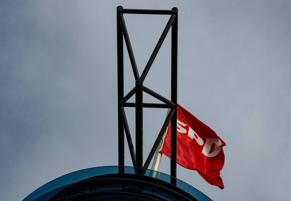 Die Fahne der SPD weht auf dem Dach.
