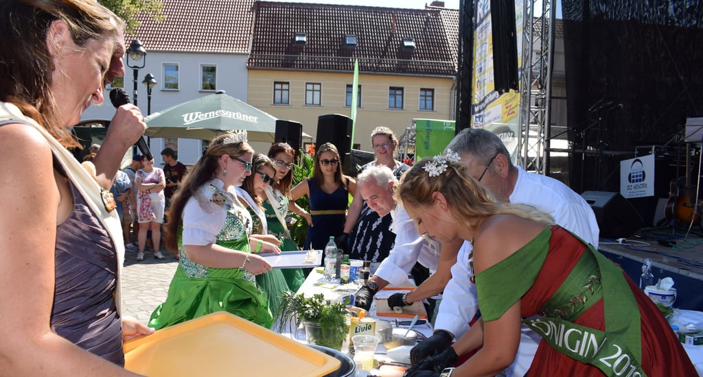 Das Showkochen gehört zu den Höhepunkten des Jommeraner Jurkenmarktes, und ist immer eine kleine Herausforderung, da das Rezept irgendwie mit Gurken zu tun haben soll.