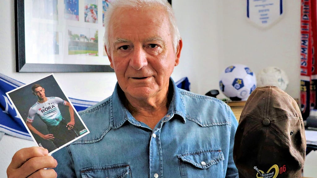 Radsportfan Burghard Rüdiger zeigt die Autogrammkarte von Nils Politt. Er will sich am Freitag vom Etappensieger der Tour de France nun noch eine zweite Unterschrift holen.