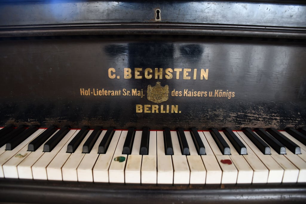 In der IGS "Willy Brandt" in Magdeburg steht ein alter Bechstein-Flügel. Woher er kommt, weiß niemand mehr in der Schule.