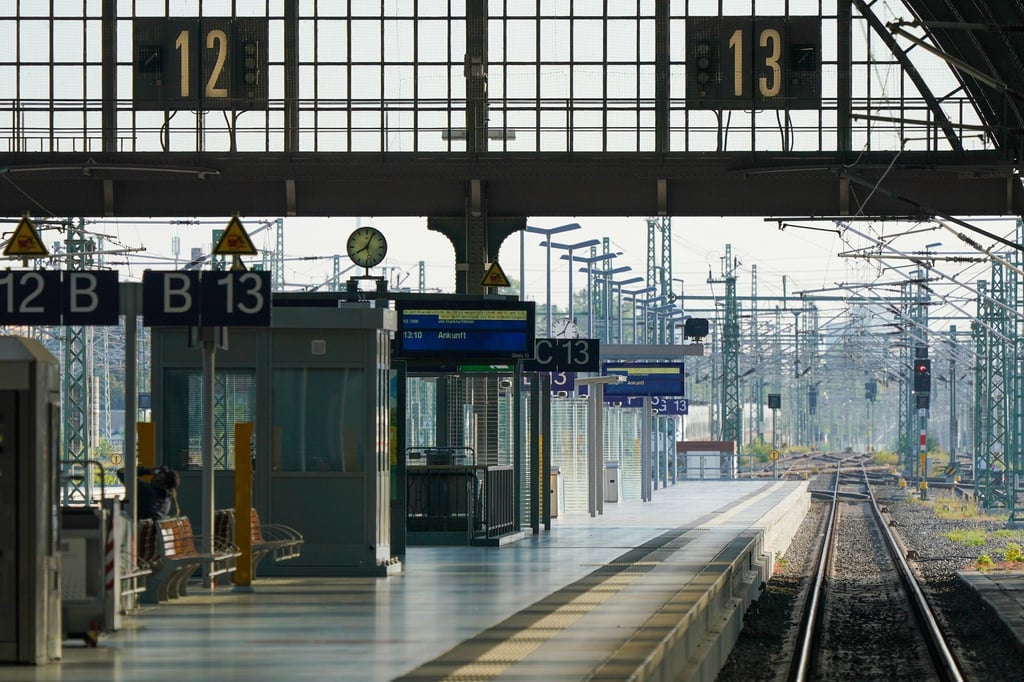 Menschenleer ist ein Bahnsteig Deutschen Bahn AG (DB).