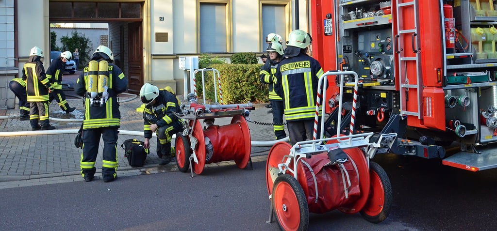 Nochmal gut gegangen. Die Feuerwehr kann in diesem Haus Schlimmeres verhindern.