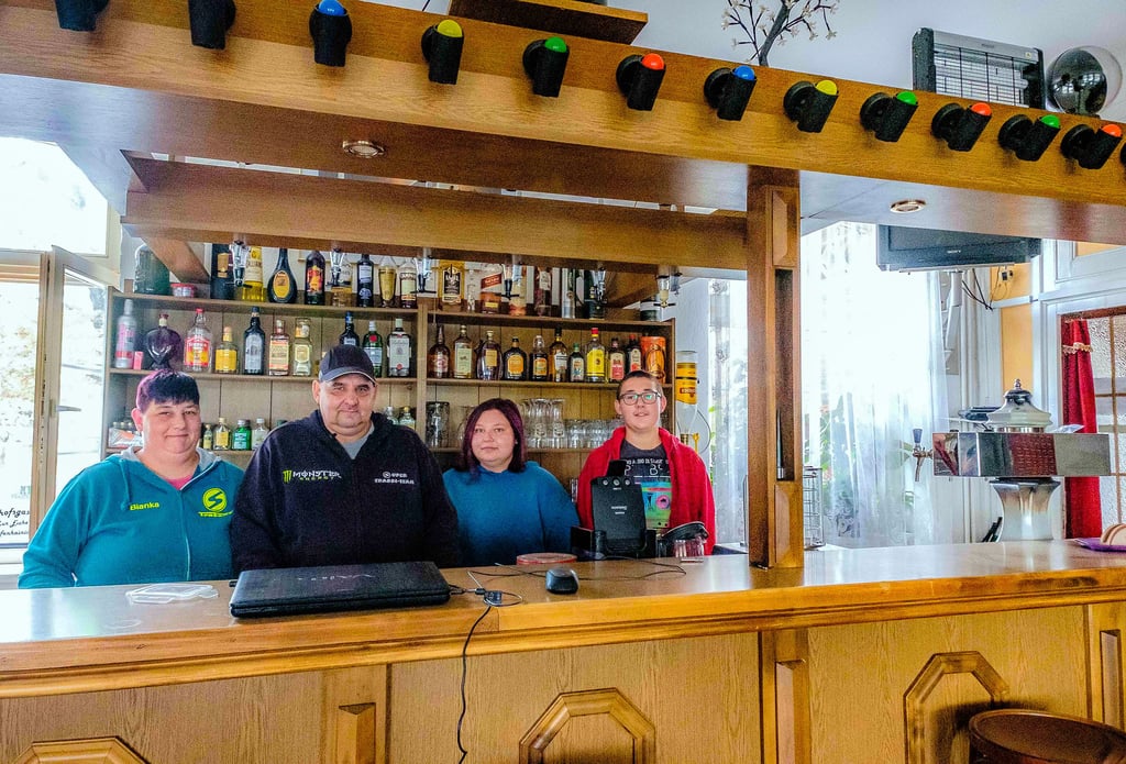 Bianka und Markus Döbele mit Nichte Vanessa Rauch und Stiefsohn Maik (von links) hinter dem Tresen