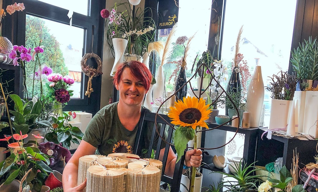 Sandra Lange gestaltet in ihrer Langendorfer ?Floralwerkstatt? Torten aus Buchseiten für die Buga in Erfurt.