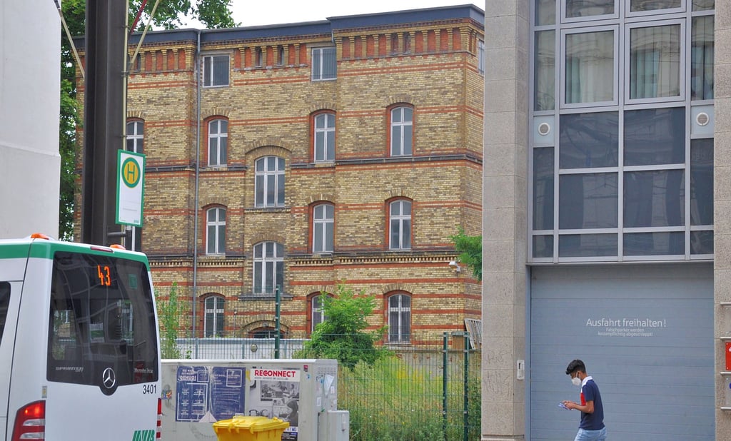 Blick in die Baulücke mit der Sparkasse (rechts im Bild) auf Haus 5 auf dem Gelände der Polizei. Links ist die Haltestelle zu erkennen, an der derzeit die Busse des Schienenersatzverkehrs zwischen Hasselbachplatz und einer Ersatzhaltestelle unweit dem Gesellschaftshaus in Buckau abfahren.