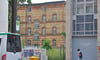 Blick in die Baulücke mit der Sparkasse (rechts im Bild) auf Haus 5 auf dem Gelände der Polizei. Links ist die Haltestelle zu erkennen, an der derzeit die Busse des Schienenersatzverkehrs zwischen Hasselbachplatz und einer Ersatzhaltestelle unweit dem Gesellschaftshaus in Buckau abfahren.  