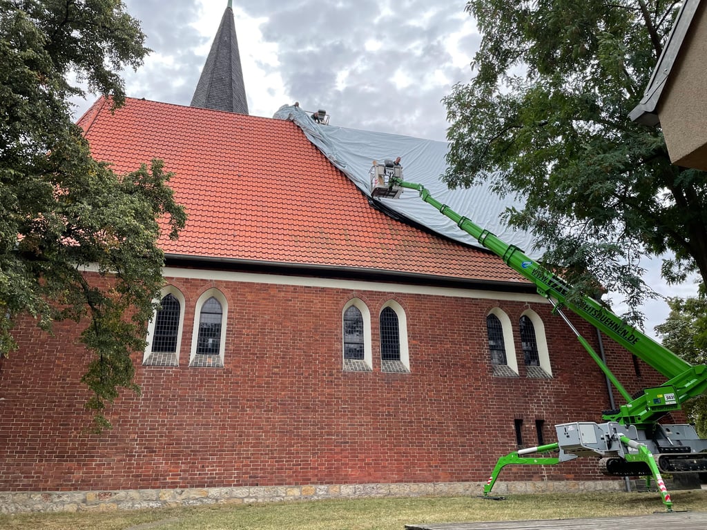 Am Mittwoch, 25. August 2021, wurde das Kirchenschiff der Reformationskirche in Magdeburg-Rothensee mit Folie eingepackt. Um den Holzwurm in der Kirche zu bekämpfen, wird das Gotteshaus luftdicht eingehüllt und dann ein Gas zur Schädlingsbekämpfung eingeleitet.
