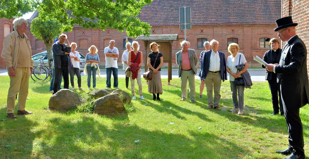 Theodor Fontane ? alias Enrico Reumann ? liest an der Kirche Auszüge über Wust aus seinen ?Wanderungen durch die Mark?.
