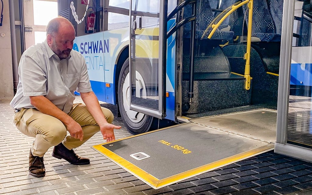 Geschäftsführer Uwe Thier demonstriert, wie die Busse mit einfachen Handgriffen barrierefrei zu machen sind.