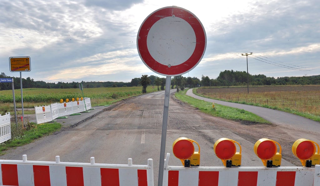 Die Vollsperrung der Bundesstraße 188 zwischen Kloster Neuendorf und Jävenitz sowie in Jävenitz selbst bleibt länger als bisher geplant. Die Bauarbeiten verlängern sich um vier Wochen, weil beim Fräsen der Fahrbahn unvorhergesehene Schäden zum Vorschein kamen.
