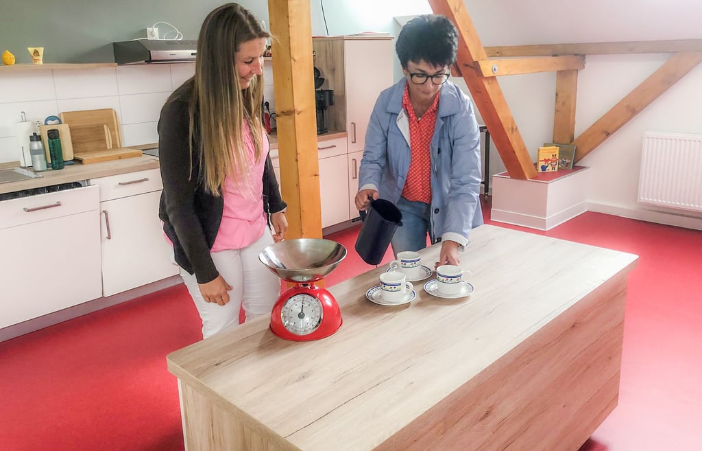Im Dachgeschoss sind Räume für den Hort entstanden, darunter eine Küche mit kindgerechter Arbeitsfläche und ausgestattet mit kindgerechtem Geschirr, wie Dana Collin (l.) und Kerstin Frommert zeigen.
