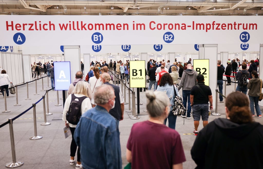 Schlangestehen im Impfzentrum in den Hamburger Messehallen.