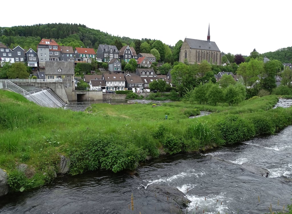Blick über den Fischaufstieg an der Wupper auf die historische Ortschaft Beyenburg