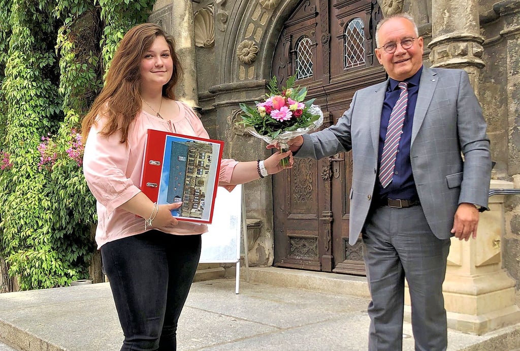 Amanda Prinzhorn hat ihre Ausbildung bei der Stadt Quedlinburg begonnen und ist jetzt offiziell durch Oberbürgermeister Frank Ruch begrüßt worden.