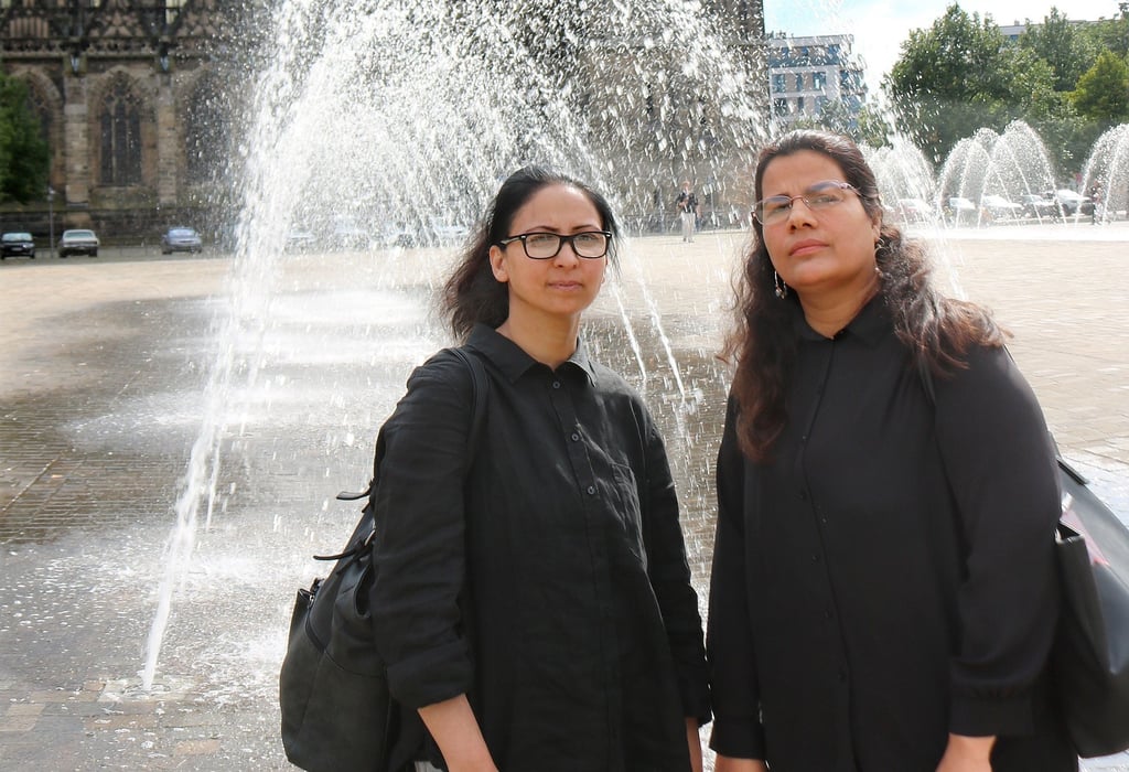 Die Afghaninnen Manizka Kazimi (l.) und Narges Sedigi auf dem Magdeburger Domplatz.