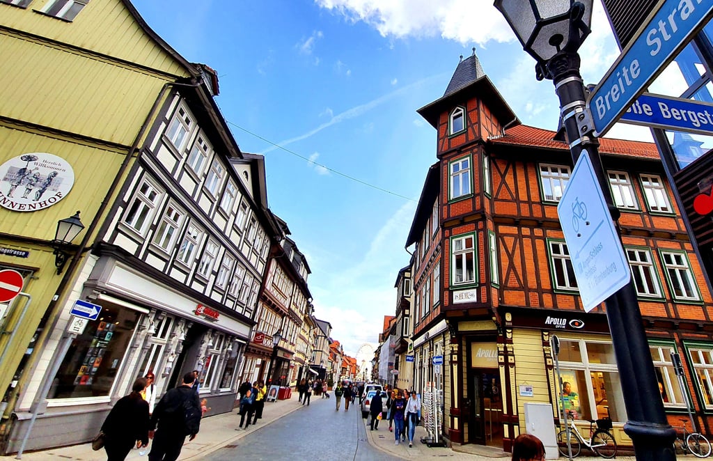 In den vergangenen Jahren ist die untere Breite Straße in Wernigerode saniert und umgestaltet worden. Im Anschluss sollte die Fahrbahn durchgängig mit Natursteinen gepflastert werden.