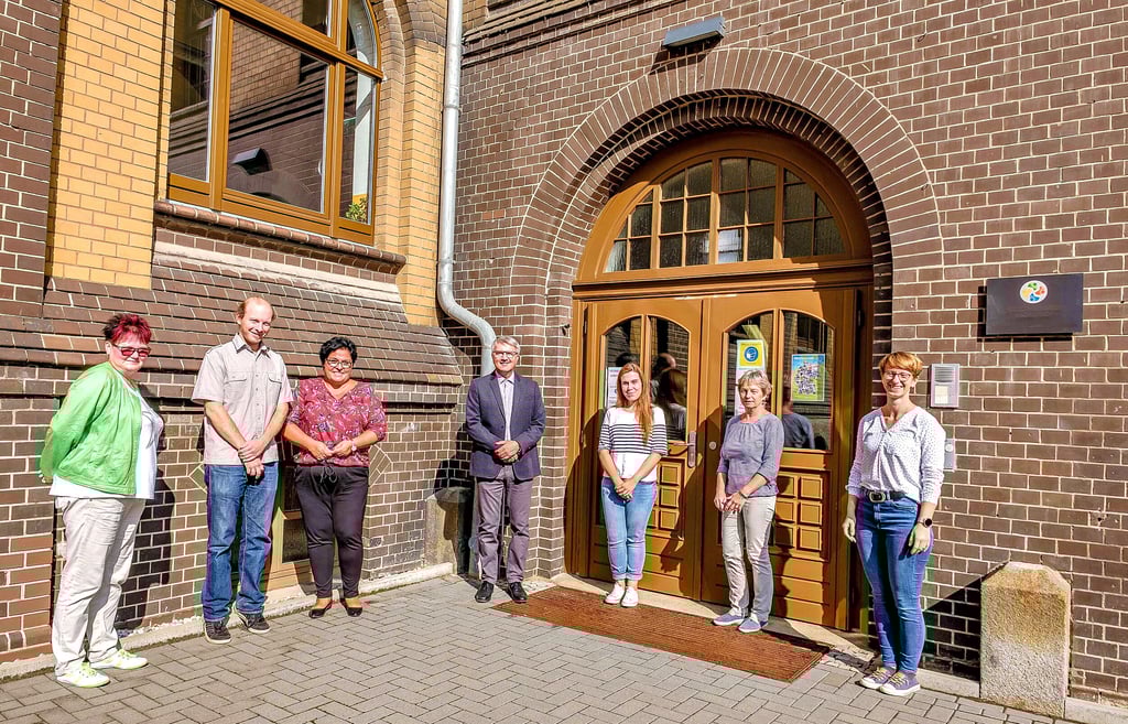 Teile des Teams der Kreisvolkshochschule im Hof des Bildungszentrums: Alle freuen sich über den Semesterbeginn.