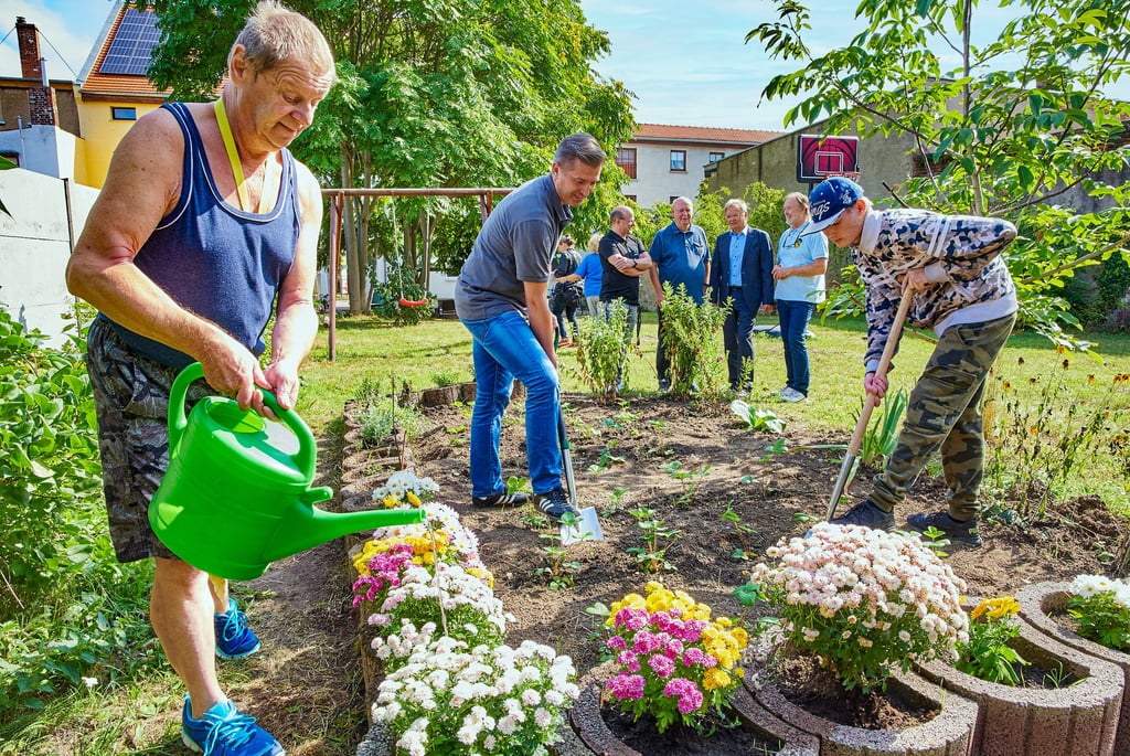 Ralf Bundtke (von links), Andreas Mucke und Simon Heinrich haben am Projekt ?Vielseitigkeitsgarten? mitgewirkt.