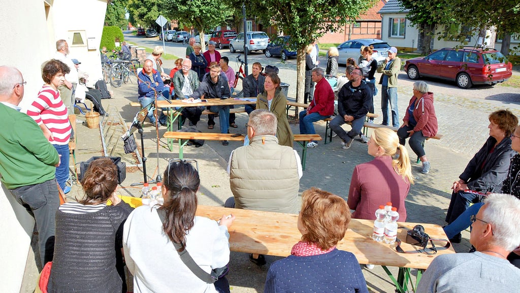 Mit rund 40 Zaungästen war die Resonanz auf die Diskussionsveranstaltung zur Zukunft der ländlichen Nahversorgung auf Einladung der Initiative ?Seehausen links? vor der Konsumverkaufsstelle in Groß Garz nicht schlecht.