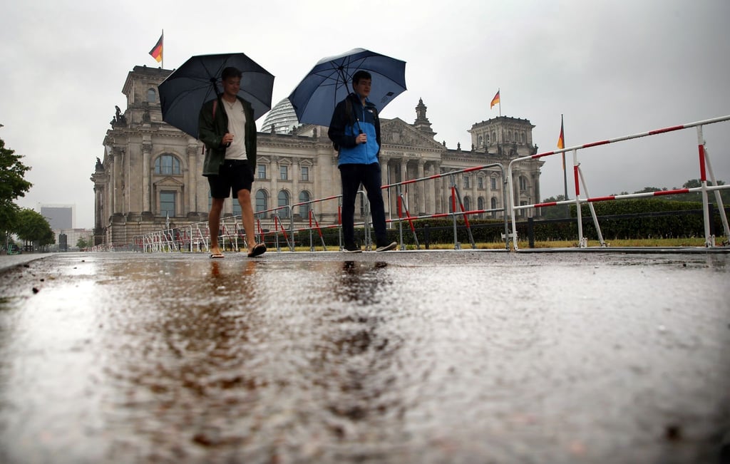 Große Pfützen, die sich nach Starkregen vor dem Reichstagsgebäude gebildet haben.