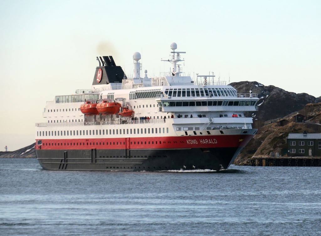 Die „Kong Harald“ ist eines von rund einem Dutzend Schiffen der Hurtigruten Reederei (Archivbild).