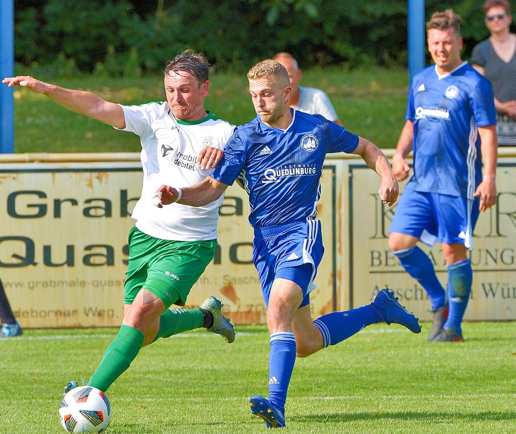 Tommy Berndt (links) im Laufudell mit Lucas Heise.