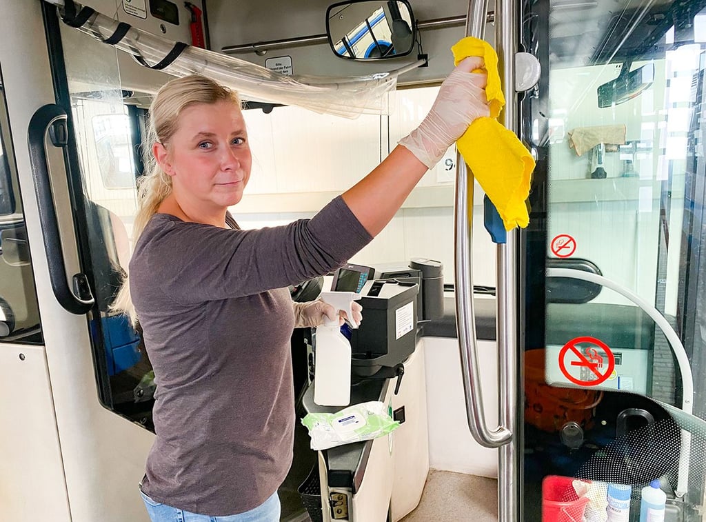 Manuela Carl sorgt dafür, dass die Busse des Jessener Verkehrsunternehmens stets sauber und desinfiziert sind.