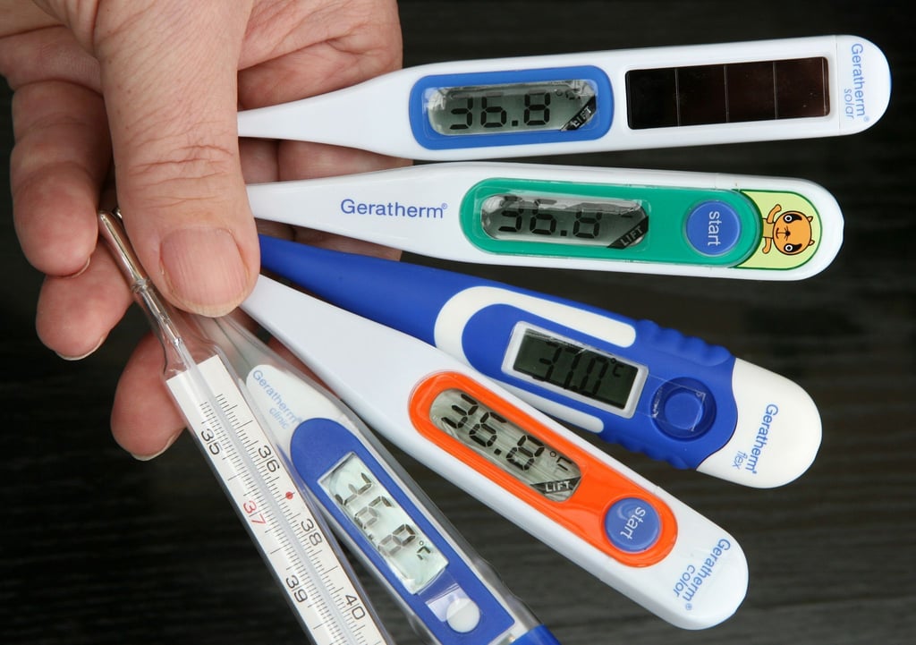 In der Geratherm Medical AG in Geschwenda bei Ilmenau wird eine Auswahl Fieberthermometer aus dem Sortiment des Unternehmens gezeigt.
