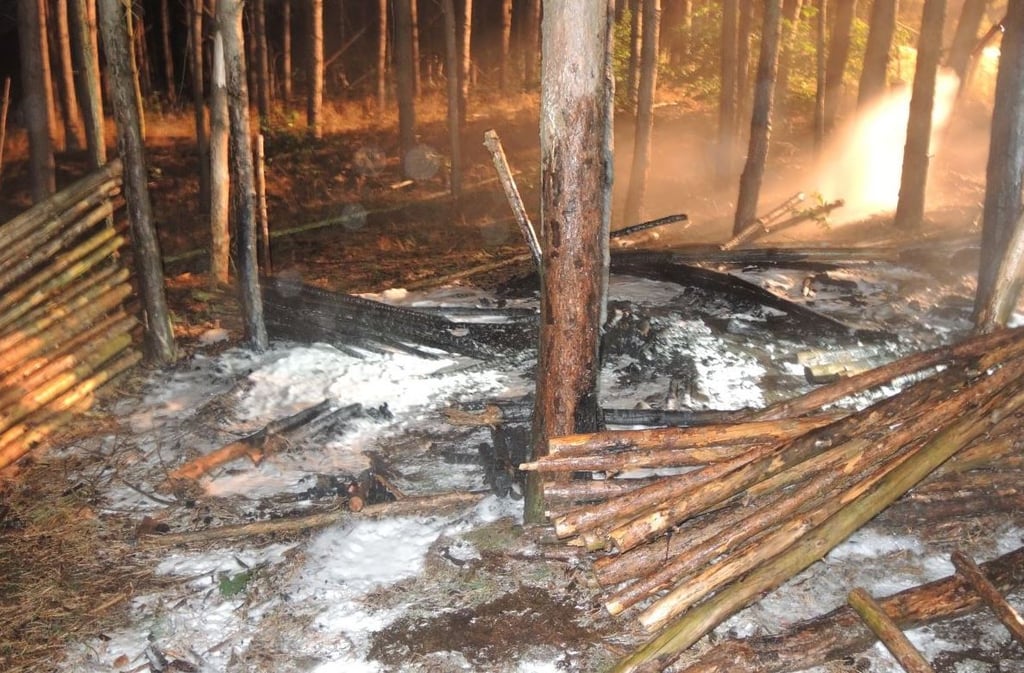 Von der augenscheinlich selbstgebauten Holzhütte im Wald zwischen Letzlingen und Wannefeld im Altmarkkreis blieb hauptsächlich Asche übrig.