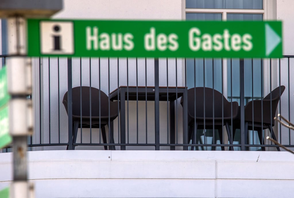 Ein leerer Balkon eines Strandhotels an der Ostsee.