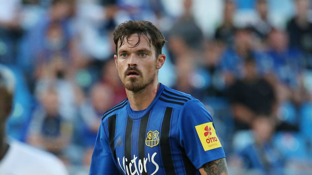 <source>Dennis Erdmann spielt seit dieser Saison in Saarbrücken, hat aber auch eine FCM-Vergangenheit.<sha1></sha1>