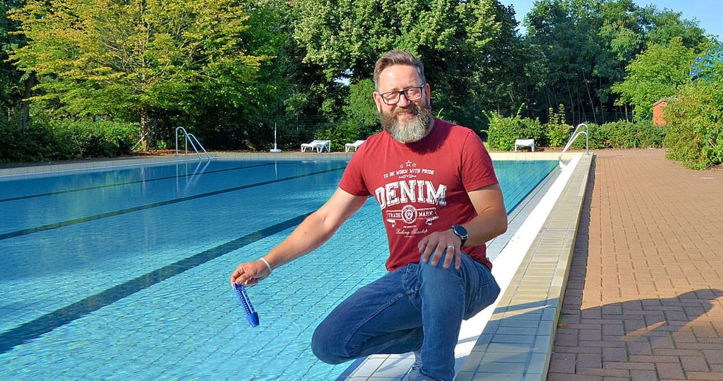 Marcus Schreiber misst die Wassertemperatur im Außenbecken des Altoa in Stendal.