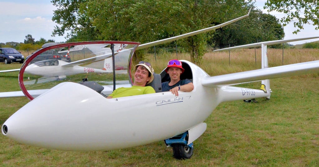 Moritz Habemann (vorne) und Fernando Trabucchi sind im Idaflieg-Camp mit dabei. Sie stehen jeden Morgen vor dem Sonnenaufgang auf, um die Messungen möglich zu machen.