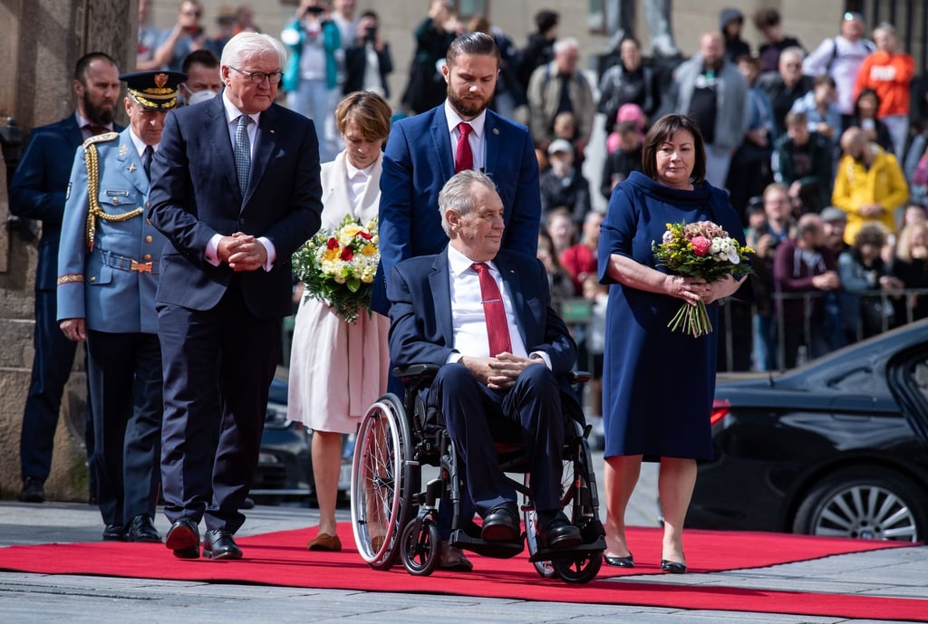 Bundespräsident Frank-Walter Steinmeier und seine Frau Elke Büdenbender werden vom tschechischen Präsidenten Milos Zeman und dessen Frau an der Prager Burg empfangen.
