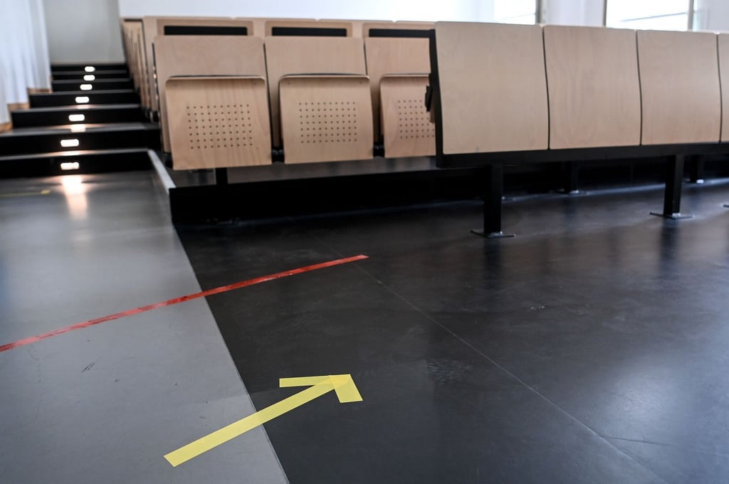 Wegeleitsystem in einem Hörsaal.