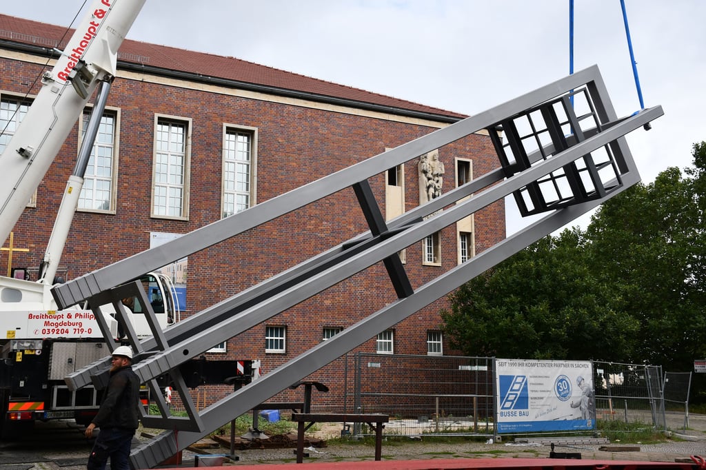 Vor dem Gemeindehaus der Matthäusgemeinde in Magdeburg-Stadtfeld wurde der neue Glockenturm aufgestellt.