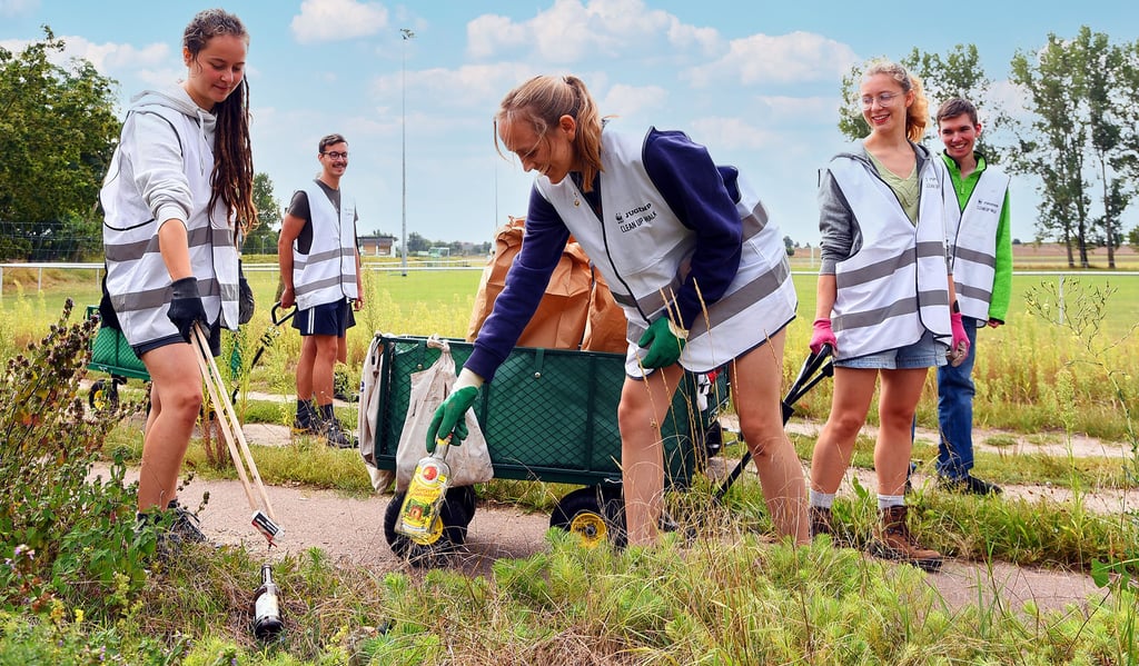 Am Mittwochvormittag sind die Teilnehmer der Aktion ?Clean Up Walk? in Reppichau gestartet. Sie hatten am Sportplatz übernachtet.