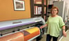 Ohne moderne Technik geht nichts, hier steht Pro Print-Geschäftsführerin Sabine Piontek am Digitaldrucker.