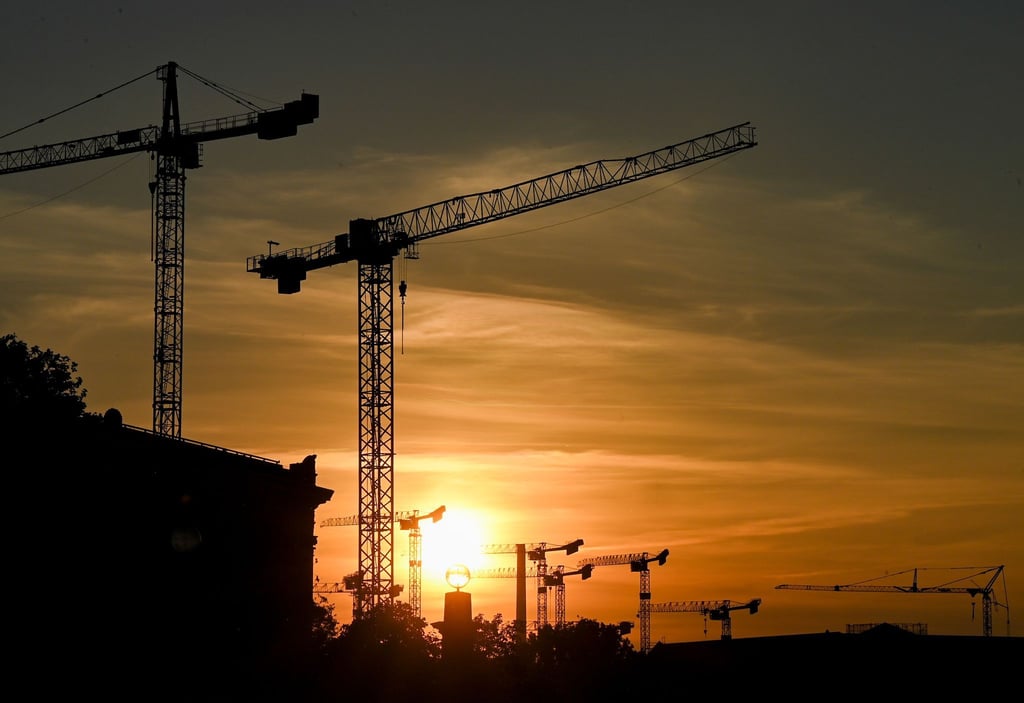 Baukräne bei Sonnenuntergang.