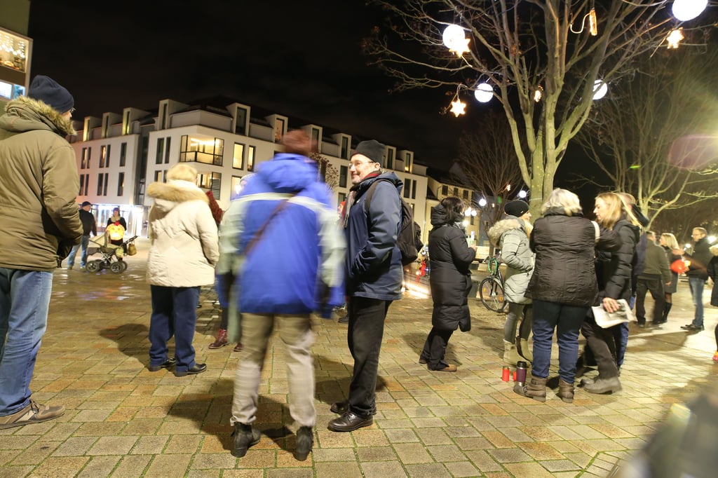 Zum Ende des letzten Jahres hatten die Proteste gegen die Corona-Maßnahmen in Schönebeck ihren Höhepunkt. Bei dieser Veranstaltung im Dezember kamen etwa 80 Leute auf den Marktplatz. Inzwischen sind die Proteste abgeflaut.